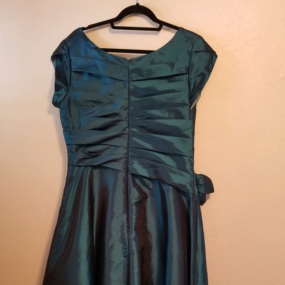 Knee Length Modest Prom/Bridesmaids dress - Picture 1 of 4